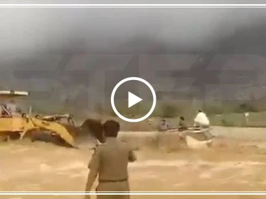 شاهد بالفيديو|| مخاطرًا بحياته .. سائق جرافة يقوم بعمل بطولي داخل سيل جارف بالسعودية