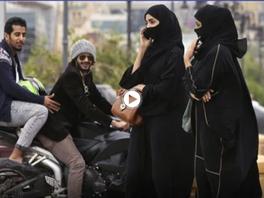 "بحادثة تحرش غير مسبوقة".. شبان يلتفون حول سيارة فتيات ويحاولون إخراجهن وغضب سعودي عارم (فيديو)