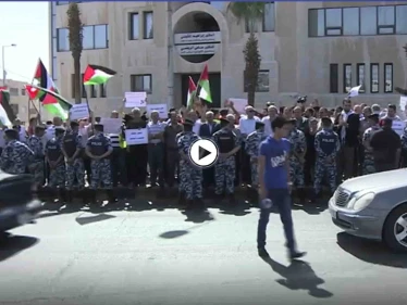 الأمن الأردني يعتدي على متظاهرين متضامنين مع غزة.. والصفدي: الاحتلال أصل الشر كله (فيديو)