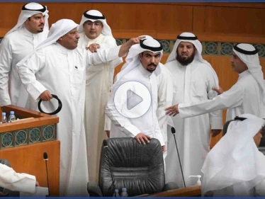 بالفيديو || عَراك بالأيدي بين نواب مجلس الأمة الكويتي واحتجاجات في محيط المجلس