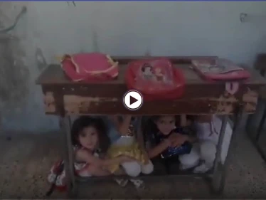 بالفيديو|| "يختبؤون تحت مقاعدهم".. فيديو مؤثر لتلاميذ محافظة إدلب السورية وهم خائفون من القذائف
