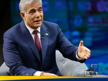 يائير لابيد يؤيد دعوة عائلات الرهائن للإضراب يوم الأحد
