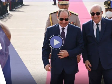 بالفيديو || ضحكات وعناق.. وصول قادة عرب إلى الجزائر وتبون على رأس المستقبلين