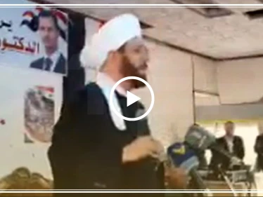 وسط الهتافات الشيعية.. مفتي الأسد يمدح عناصر حزب الله وسط مدينة القصير (فيديو)