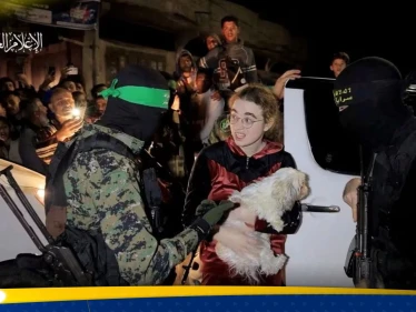 رهينة إسرائيلية محرّرة تكشف لأوّل مرّة تجربتها في أسر حماس رفقة كلبتها