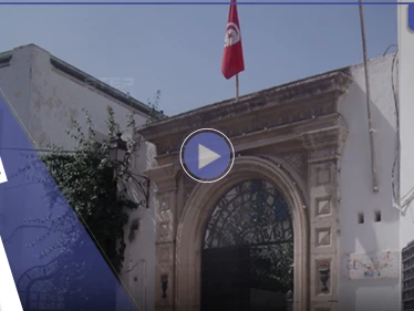 بالفيديو|| تلميذ يهين معلمه في تونس أمام الطلاب ويرميه بملابس داخلية خاصة بالنساء ويتسبب بموجة غضب عارمة