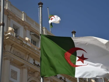 احتجاجاً على تصريحات لماكرون.. الجزائر تستدعي سفيرها لدى باريس