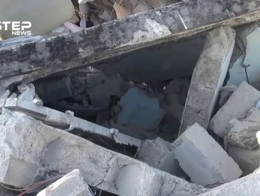 آثار الدمار جراء الغارات الروسية التي استهدفت قرية قليدين في سهل الغاب بريف حماة الغربي