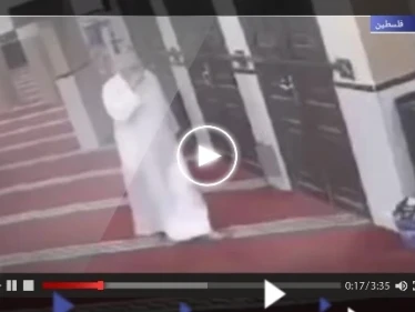 لحظة وفاة مؤذن فلسطيني وهو جالس على كرسي يتلو القرآن (فيديو)