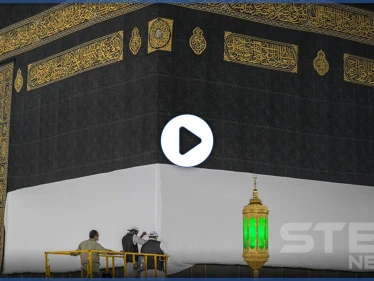 بالفيديو|| لحظات رفع ستار الكعبة استعداداً لبدء موسم الحج الاستثنائي هذا العام