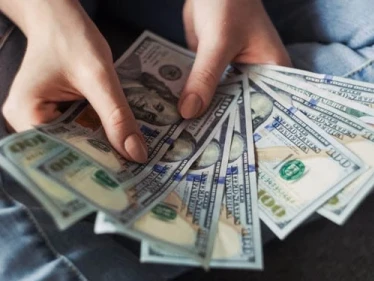 سعر الصرف يحلّق من جديد ويسجّل رقماً قياسياً.. الدولار في لبنان يلامس العشرين ألفاً