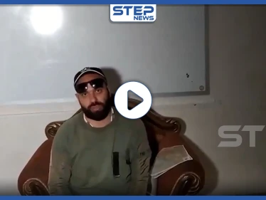 بالفيديو|| إعلامي موالي من على كرسي "الجولاني" يشتم المعارضة ويتوعد بطردها حتى الحدود التركية