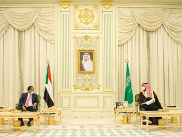 بالفيديو|| اجتماع بين ولي العهد السعودي ورئيس الوزراء السوداني.. التفاصيل