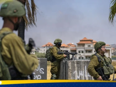 "بألف عنوان".. جندي إسرائيلي يثير عاصفة بعد نشر صورة معتقل فلسطيني