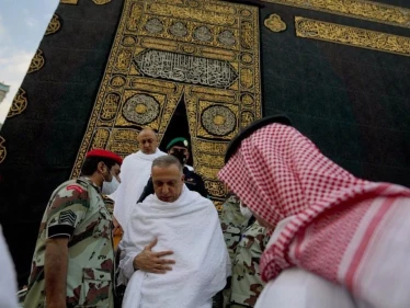 مصطفى الكاظمي يؤدي مناسك العمرة خلال زيارته للسعودية (صور)