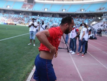 الأهلي المصري يغادر ملعب الترجي التونسي بعد تسجيل حالات اختناق بين اللاعبين
