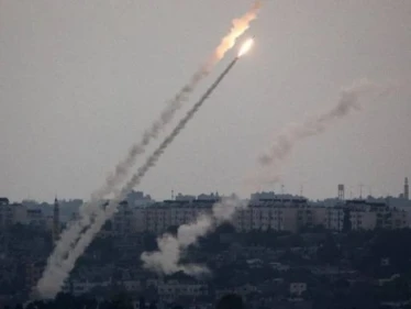 مشاهد أولية لسقوط صورايخ الفصائل الفلسطينية على مستوطنة عسقلان واندلاع الحرائق
