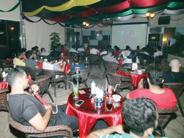 مديريَّة أمن أعزاز تُغلق مطعمًا بسبب تشجيع "منتخب البراميل" !!