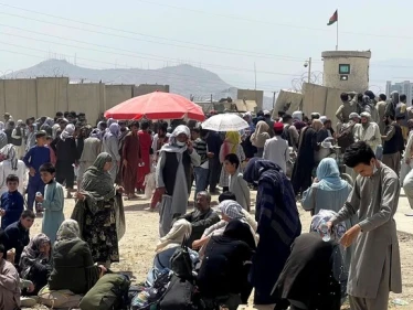 مقاطع توثّق الوضع الكارثي في مطار كابل.. أفواج تتدافع للخروج وغير قادة على ذلك