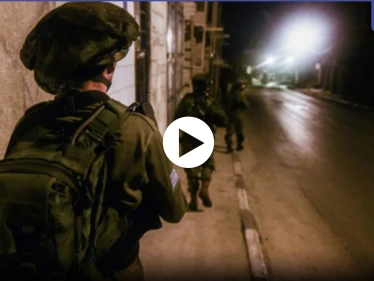 بالفيديو|| القوات الإسرائيلية تعتدي على فتاة فلسطينية وتعتقلها.. وشاب يقوم بتحطيم مركبة تابعة لهم