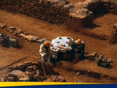 علماء آثار بريطانيون يستكشفون أحذية "كبيرة الحجم بشكل غير عادي"
