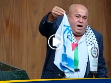 نائب أردني يحرق علم إسرائيل تحت قبة الجامعة العربية ويدوس عليه (فيديو)