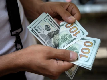 دولار السوق السوداء يسجل ارتفاعاً قياسياً