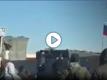 بالفيديو|| موالون لـ"قسد" يرشقون القاعدة الروسية بـ بلدة عين عيسى بالحجارة.. و"ستيب" تكشف آخر تطورات المنطقة