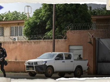 بعد قرار المجلس العسكري طرده.. السفير الفرنسي في النيجر يغادر نيامي