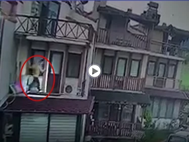 بالفيديو|| شاب تركي يقتحم منزل سيدة في وضح النهار ويتسلل للشرفة بعد فشله بكسر الباب