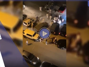 بالفيديو|| بسبب محادثة على "كلوب هاوس".. قتال شوارع بالسواطير والسكاكين في الكويت
