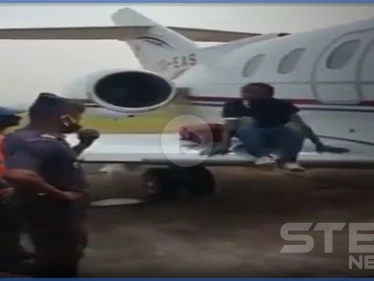 بالفيديو|| طفل يحاول الهجرة إلى أوروبا والسلطات تقبض عليه داخل محرك طائرة