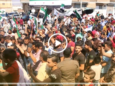 أهالي إدلب يتظاهرون في مدينة بنش ويؤكدون على استمرار الثورة حتى إسقاط النظام