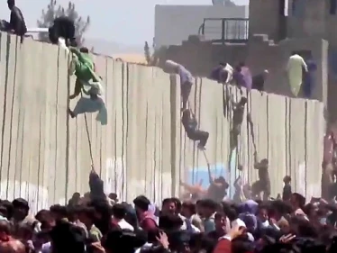 بالفيديو|| مشاهد من يوم القيامة بأفغانستان.. الآلاف يركضون بلا وجهة متعلقين بحبال مطار كابل