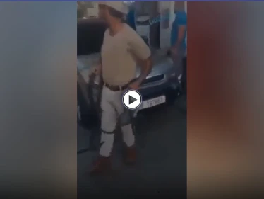 بالفيديو|| لبناني يحمل عدة ثعابين لمحطة الوقود لإجبارهم على تعبئة سيارته.. ونبض الناس ضدكن يتصدر