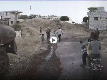 الخوذ البيضاء تنشر فيديو "يحبس الأنفاس" خلال إنقاذهم للمدنيين بجبل الزاوية