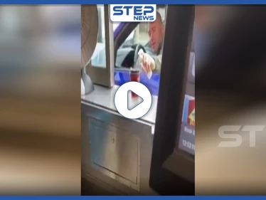 بالفيديو || بطريقة طريفة وآمنة يستلم أحد الأشخاص مشروباته الجاهزة خوفاً من كورونا