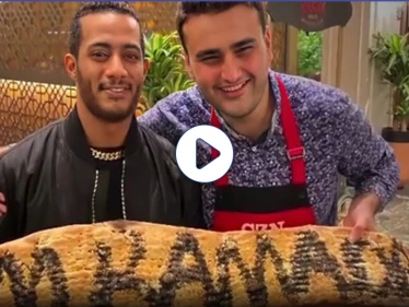 بالفيديو|| محمد رمضان يوقع عقداً هاماً مع شركة سعودية.. ومعجبوه يحتفون به في مطعم الشيف بوراك