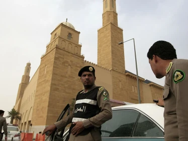 السعودية: ضبط شخص يحمل سلاحاً في الدور الأول بـ المسجد الحرام وهو يردد عبارات مؤيدة لتنظيمات إرهابية