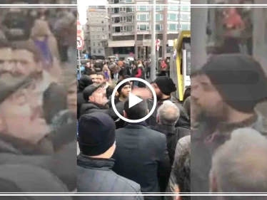  شاهد بالفيديو|| عضو الإئتلاف السوري المعارض يشتم المتظاهرين في إسطنبول ويُطرد من المظاهرة