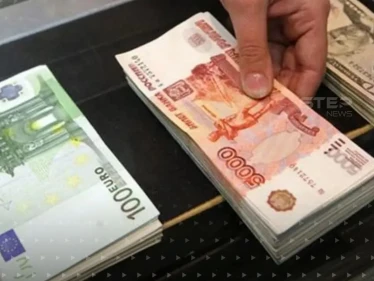 البنك المركزي الروسي يسمح ببيع العملات الأجنبية مجدداً بعد تحسّن سعر الروبل