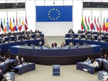 المفوضية الأوروبية توضح شرطها مقابل إعادة إعمار سوريا والموقف الدولي الجديد من القضية السورية