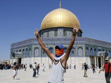 القدس تشتعل.. مواجهات عنيفة بين إسرائيليين وفلسطيين في باحات المسجد الأقصى