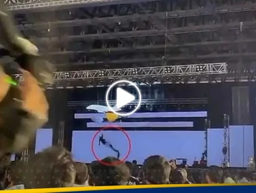 شاهد|| لحظة سقوط رئيس شركة أمام موظفيه خلال احتفال اليوبيل الفضي