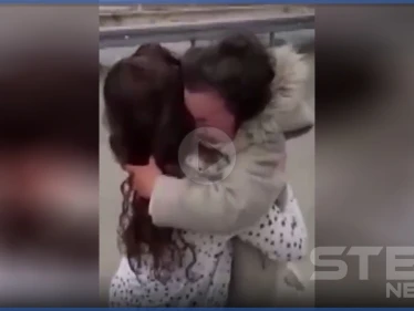 بالفيديو || أم تلتقي بابنتها بعد أن فرقهم كورونا لأشهر