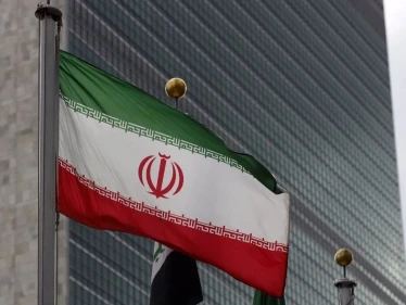 ظريف يلتقي كبير مفاوضي ميليشيا الحوثي في مسقط.. ويكشف عن الحل الوحيد لإنهاء الأزمة اليمنية