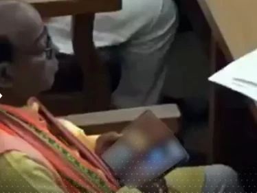 فيديو مُخل لمسؤول هندي خلال جلسة مناقشة ميزانية الدولة يثير "غضباً" بين مغرّدين هنود