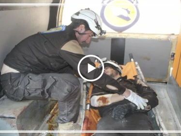 بالفيديو | عنصر من الدفاع المدني يوثق لحظة إصابته بصاروخ في ريف إدلب