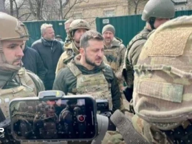 شاهد|| مرتدياً سترة واقية من الرصاص.. زيلينسكي يزور بوتشا المدمرة ويصف ما جرى بأنها "إبادة جماعية" شاهد|| مرتدياً سترة واقية من الرصاص.. زيلينسكي يزور بوتشا المدمرة ويصف ما جرى بأنها "إبادة جماعية" - وكالة ستيب نيوز