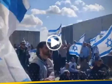 شاهد|| إسرائيليون يغلقون معبر كرم أبو سالم لمنع دخول المساعدات الإنسانية لغزة